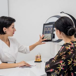 Persoanlisierte Hautpflege mithilfe von Hightech-Geräten.