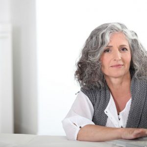 Natürlich graue Haare sind im Trend