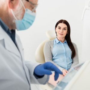 Vor einem ästhetisch-plastischen Eingriff sind viele Fragen zu beantworten.