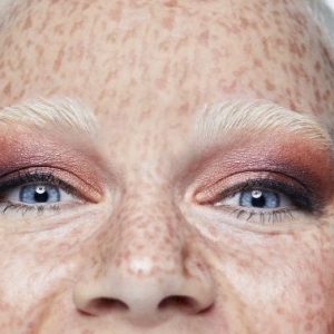 gebleichte Augenbrauen